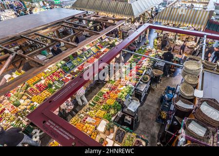 La gente si diverte a fare shopping al Kleinmarkthalle di Francoforte, in Germania Foto Stock