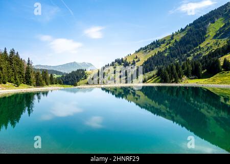 Lago di Balme e paesaggio di montagna a la Clusaz, alta savoia, Francia Foto Stock