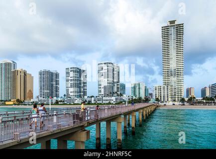 Molo di pesca a Sunny Isles Beach, Florida Foto Stock