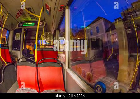 Tram vecchio stile con un giro notturno Foto Stock