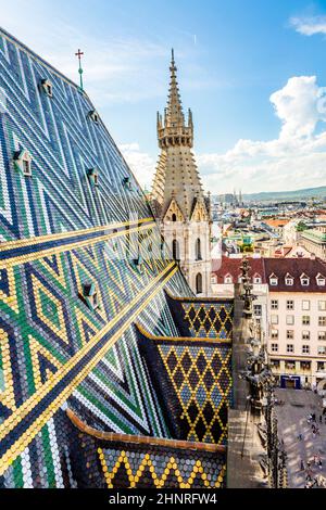 Tegole del tetto della cattedrale di Santo Stefano a Vienna, in Austria Foto Stock