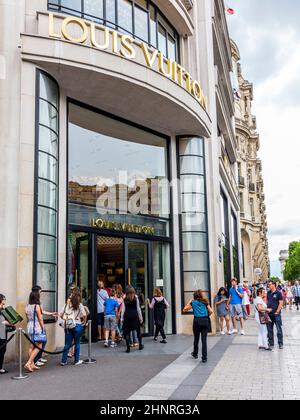 La gente si accoda davanti al negozio Louis Vuitton Foto Stock