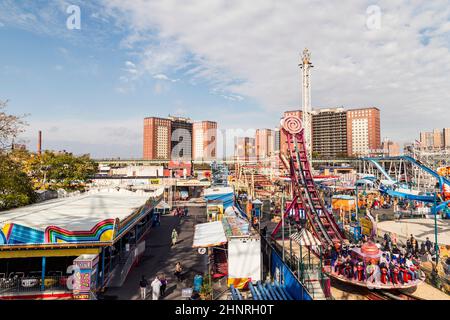 La gente gode l'area di divertimento Luna Park a Coney islandwalking lungo la passeggiata a Coney Island Foto Stock