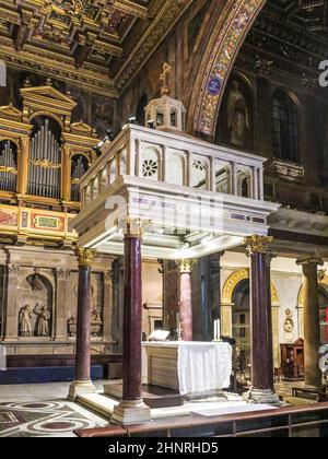 Spazio altare dell'antica basilica di Santa Maria in Trastevere Foto Stock