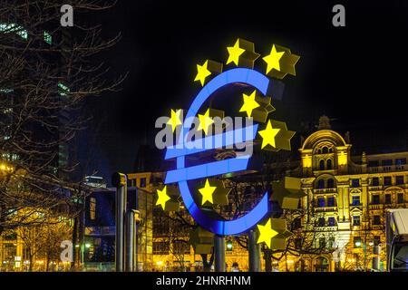 Edifici illuminati e cartello Euro di notte durante Luminale a Francoforte Foto Stock