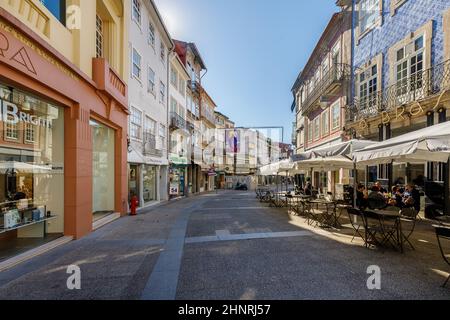 Atmosfera di strada e dettagli architettonici a Brage, Portogallo Foto Stock