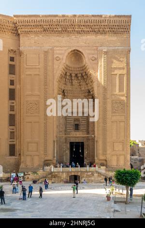 Facciata della moschea Mamluk era e Madrassa del Sultano Hassan, il Cairo, Egitto Foto Stock