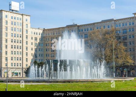 fontana a Strausberger Place a Karl Marx vicolo Foto Stock