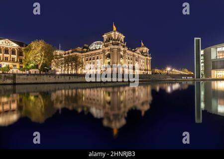 L'edificio della cancelleria tedesca nel quartiere governativo di Berlino di notte Foto Stock