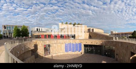 Nuovo Grand Theatre de provence e teatro con bandiera nera nella nuova zona Sextius Mirabeu Foto Stock