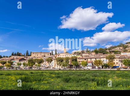 Vista panoramica del villaggio di Jouques nel sud della Francia Foto Stock