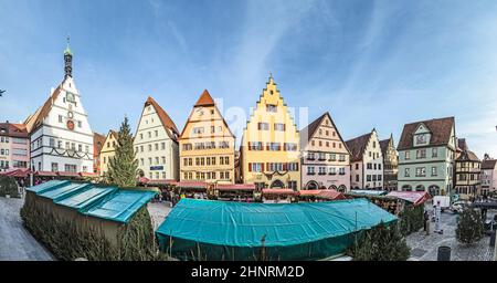 Vista panoramica del mercato di Natale nella città medievale di Rothenburg ob der Tauber Foto Stock