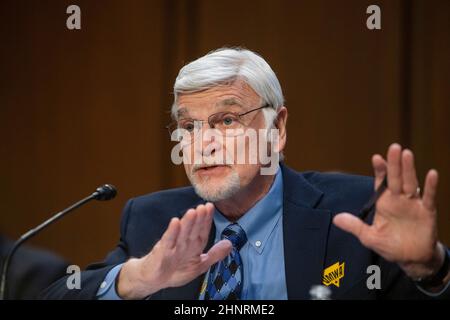 Washington, Vereinigte Staaten. 17th Feb 2022. Cecil Roberts, Presidente Internazionale, United Mine Workers of America, risponde alle domande durante una commissione del Senato sul bilancio udienza per esaminare Warrior incontrato, concentrandosi su ciò che i RAID aziendali stanno facendo a lavoratori e consumatori, nel Hart Senate Office Building a Washington, DC, Giovedi, 17 febbraio 2022. Credit: Rod Lammey/CNP/dpa/Alamy Live News Foto Stock