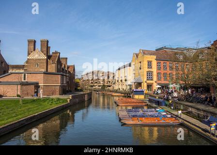 La gente gode di una giornata di primavera soleggiata, punting in River Cam a Cambridge Foto Stock