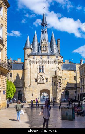 La gente visita la storica Porte Cailhau a Bordeaux Foto Stock