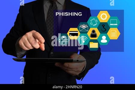 Concetto di phishing e sicurezza delle informazioni con immagini illustrative. Uomo d'affari che tiene un tablet o un telefono con uno schermo. Foto Stock