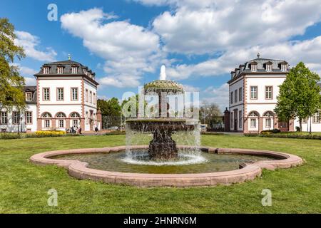 Vista alla fontana di fronte al castello Phillipsruhe a Hanau Foto Stock