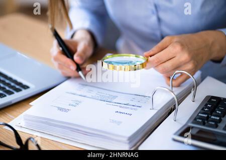 Avvocato che esamina la fattura utilizzando lente d'ingrandimento. Verifica aziendale Foto Stock