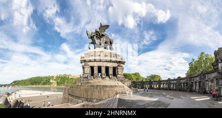 Vista panoramica sulla piazza all'angolo tedesco / Deutsches Eck, la gente visita il monumento di Kaiser Wilhelm Foto Stock