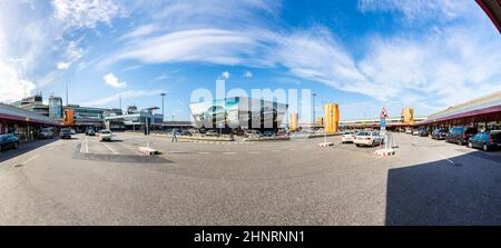 Passeggeri e auto nella zona di prelievo e discesa dell'aeroporto berlins di Berlino Tegel Foto Stock