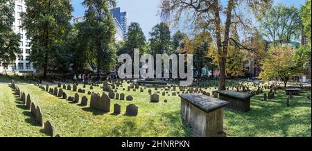 File di pietre di testa sotto un albero alla terra di sepoltura di Granary. Divenne un cimitero nel 1660, il terzo più antico della città di Boston, Massachusetts Foto Stock