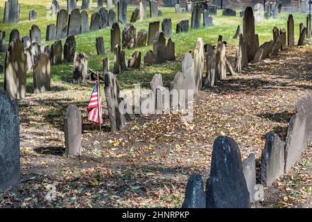 File di pietre di testa sotto un albero alla terra di sepoltura di Granary. Divenne un cimitero nel 1660, il terzo più antico della città di Boston, Massachusetts Foto Stock