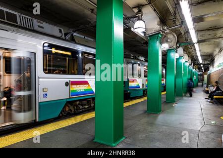 La gente aspetta la prossima fermata della metropolitana alla linea verde Foto Stock