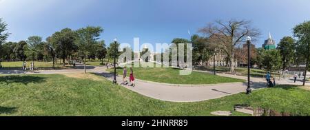 Le persone godono di camminare nel parco comune di Boston Foto Stock