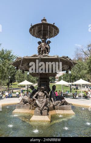 Le persone godono il Park Boston Common con fontana Foto Stock