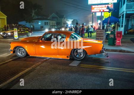 Le vecchie auto d'epoca all'Annual Old Orchard Beach Maine Car Show 24th percorrono la strada di notte Foto Stock