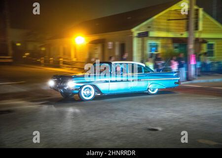 Le vecchie auto d'epoca all'Annual Old Orchard Beach Maine Car Show 24th percorrono la strada di notte Foto Stock