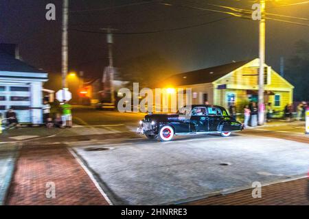 Le vecchie auto d'epoca all'Annual Old Orchard Beach Maine Car Show 24th percorrono la strada di notte Foto Stock