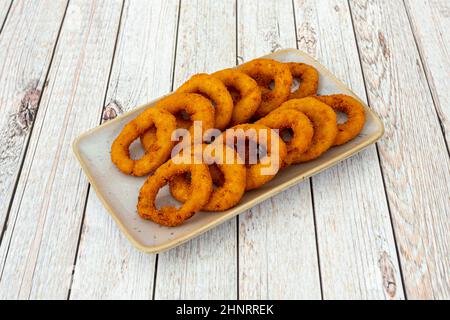 Si tratta di una vera ricetta da parte di un ex dipendente di un popolare ristorante drive-in. Anelli di cipolla patinati croccanti come i professionisti Foto Stock