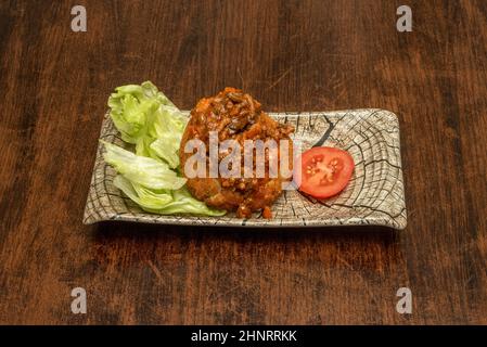 Le bombe di patate, note anche come patate farcite a base di carne, sono molto facili da preparare a casa, basta seguire i passi di una ricetta Foto Stock