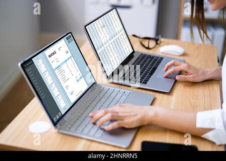 Donna d'affari che guarda fattura sullo schermo del computer in ufficio Foto Stock