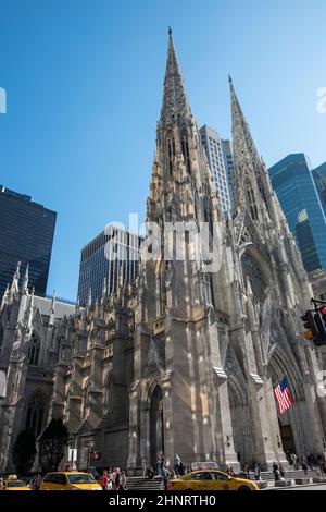 La Cattedrale di San Patrizio è una chiesa cattolica in stile neogotico e un punto di riferimento importante di New York Foto Stock