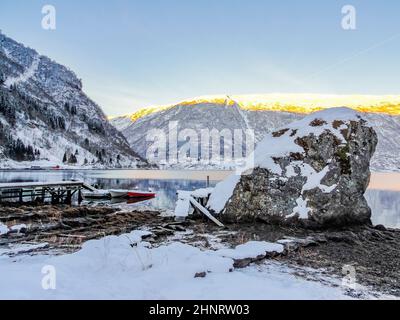 Paesaggio invernale sul fiume ghiacciato del lago dei fiordi a Framfjorden, Vestland, Vik, Norvegia. Foto Stock