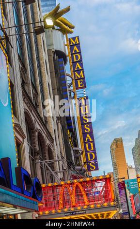 Ingresso al ristorante fast food McDonalds e al museo madame Tussauds a Times Square Foto Stock