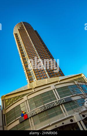 Famosa torre commerciale di Francoforte con l'edificio d'ingresso e il simbolo della Messe Foto Stock