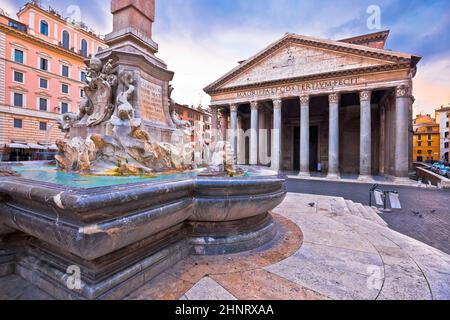 Pantheon antico punto di riferimento nella città eterna di Roma spettacolare vista del cielo, la città eterna di Roma Foto Stock