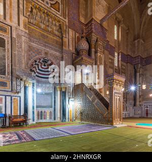 Marmoreo intarsiato e Minbar in legno, presso la storica moschea al Rifaii, la moschea reale, il Cairo, Egitto Foto Stock