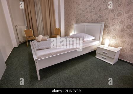 Letto dell'hotel la sera Foto Stock