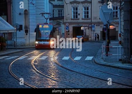 Tram sulla strada al tramonto Foto Stock