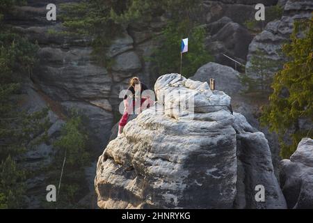 Scalatore di raggiungere la parte superiore Foto Stock