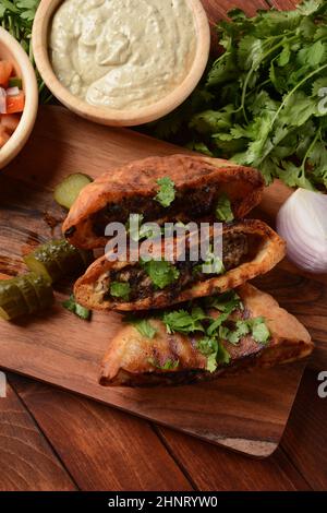 Arais - kebab in una pita al forno. Cucina araba tradizionale Foto Stock