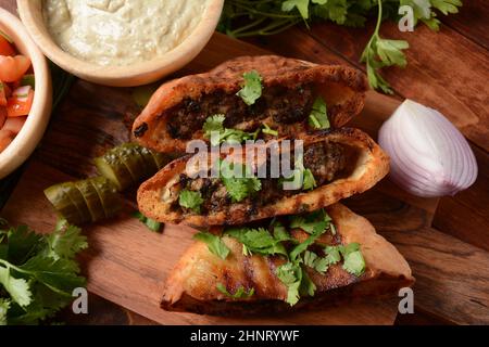 Arais - kebab in una pita al forno. Cucina araba tradizionale Foto Stock