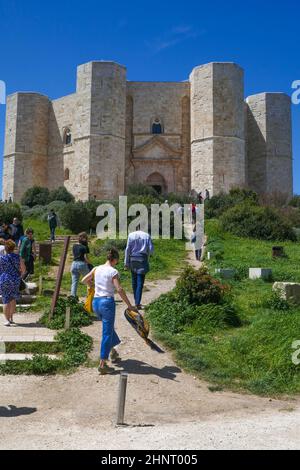 La gente visita il famoso castel del monte i Puglia, Italia Foto Stock