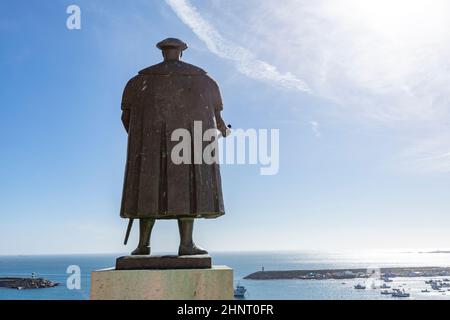 L'esploratore portoghese Vasco de Gama statua di fronte alla chiesa di Sines. Alentejo, Portogallo Foto Stock