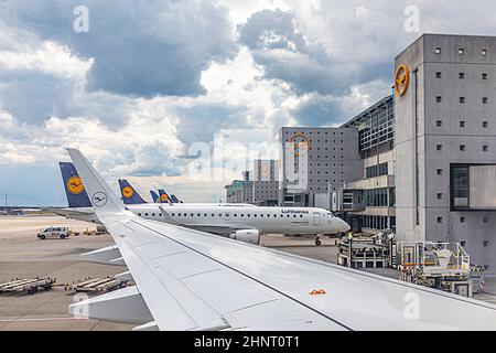 Velivolo Lufthansa a terra pronto per l'imbarco durante la situazione di traffico ridotto dovuta alla corona all'aeroporto di Francoforte. Foto Stock