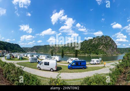 Il Loreley, una scoscesa roccia d'ardesia sulla riva destra del Reno nella gola del Reno (o Medio Reno) a Sankt Goarshausen in Germania. Foto Stock